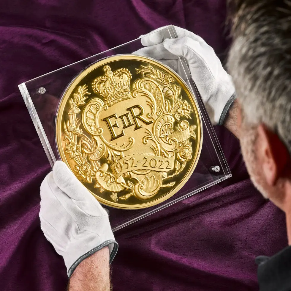 Royal Mint unveils largest gold coin