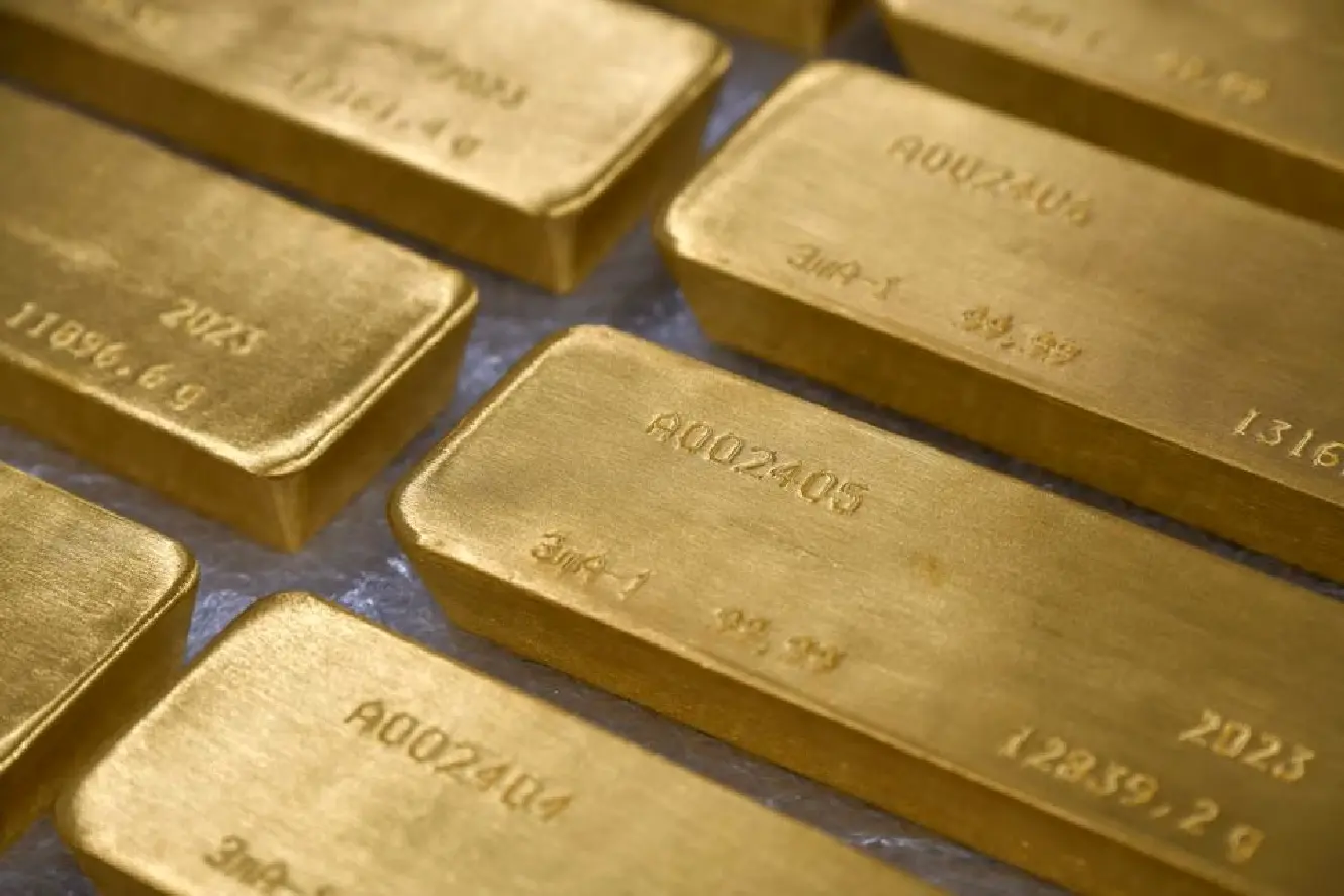 Gold close to one-month high on hopes of Fed nearing end of rate 